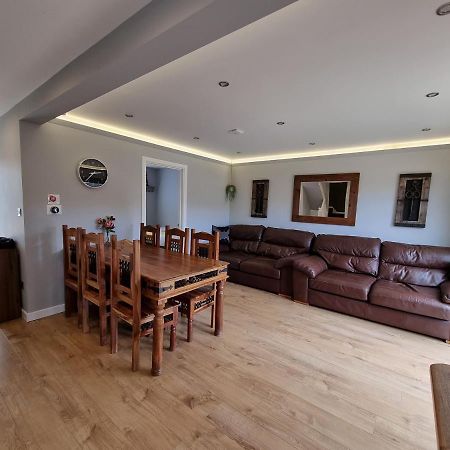 Crown Meadow - 4 Bedroom House - Heathrow - Excellentstays Colnbrook Buitenkant foto