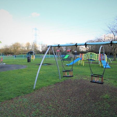 Crown Meadow - 4 Bedroom House - Heathrow - Excellentstays Colnbrook Buitenkant foto