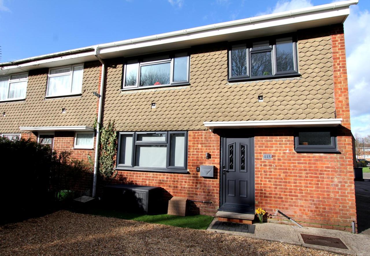 Crown Meadow - 4 Bedroom House - Heathrow - Excellentstays Colnbrook Buitenkant foto