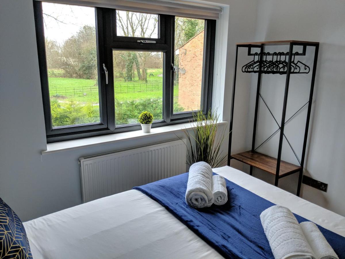 Crown Meadow - 4 Bedroom House - Heathrow - Excellentstays Colnbrook Buitenkant foto