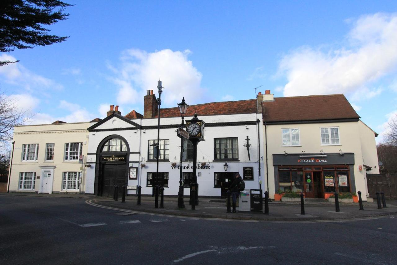Crown Meadow - 4 Bedroom House - Heathrow - Excellentstays Colnbrook Buitenkant foto