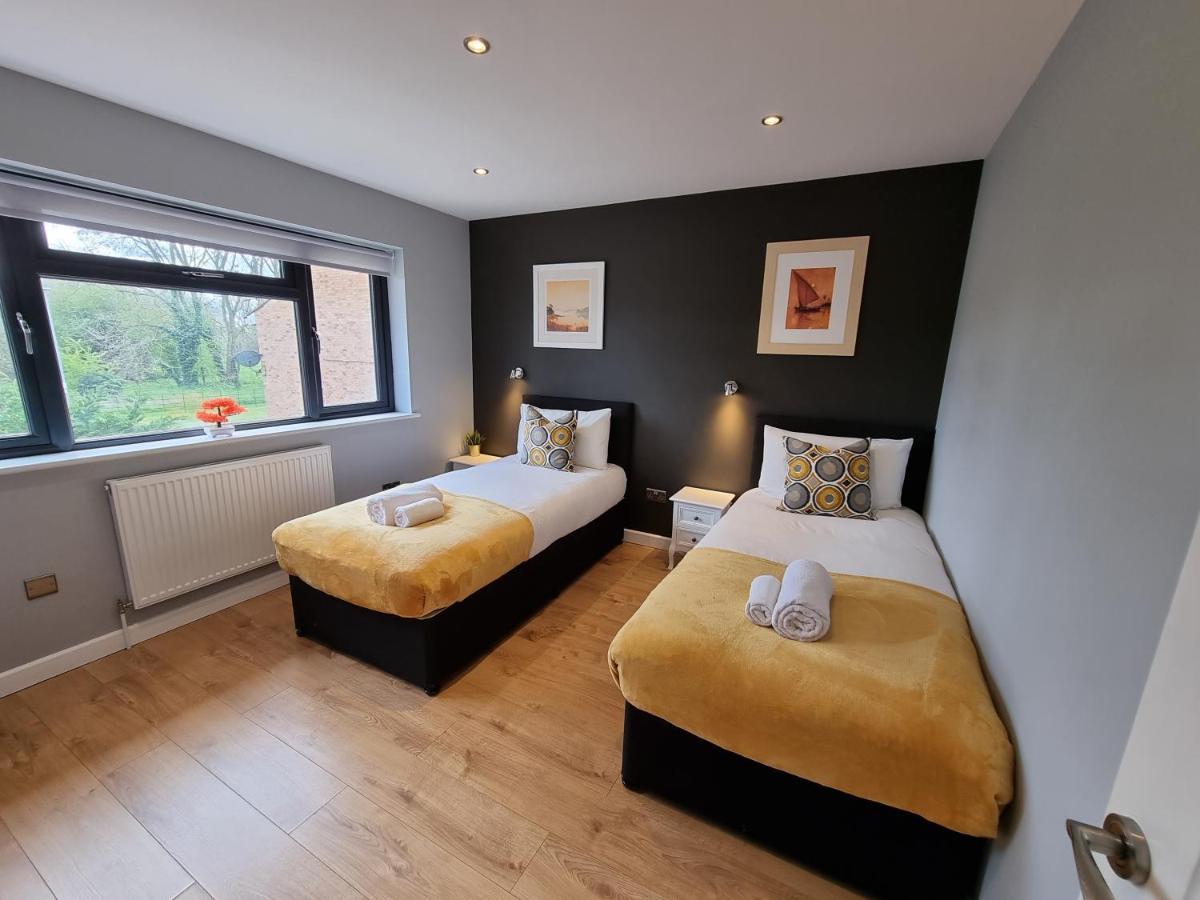Crown Meadow - 4 Bedroom House - Heathrow - Excellentstays Colnbrook Buitenkant foto