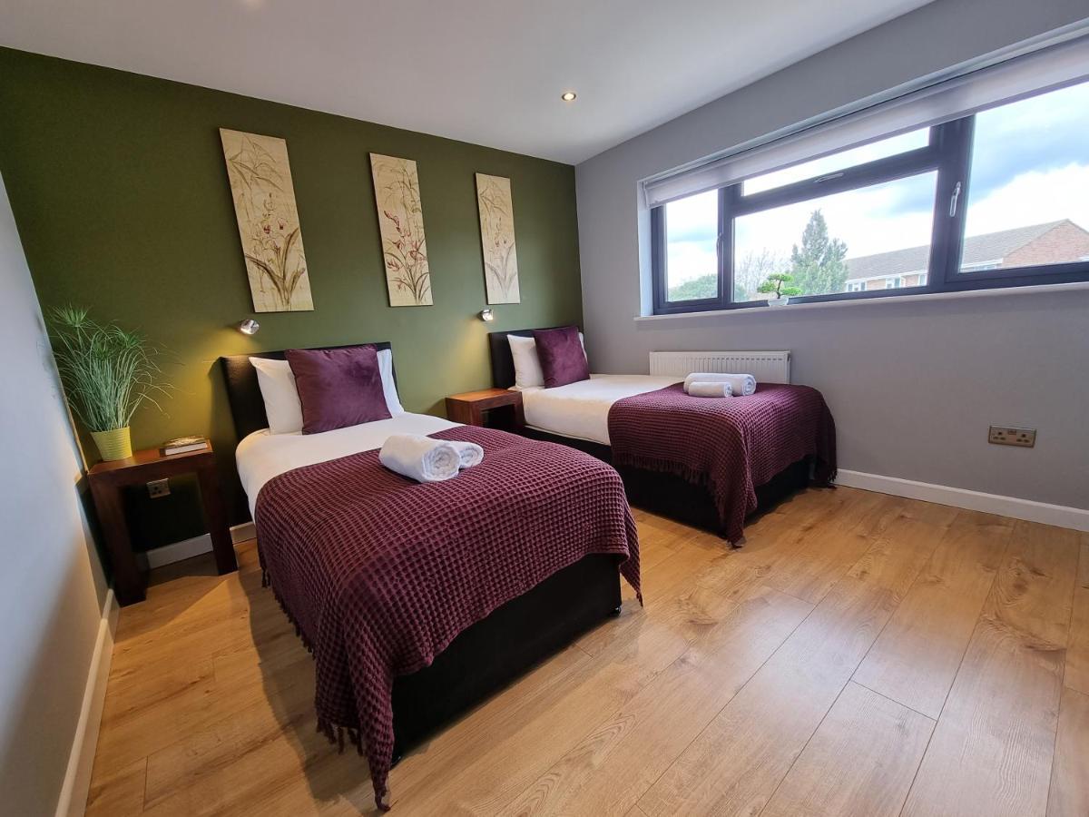 Crown Meadow - 4 Bedroom House - Heathrow - Excellentstays Colnbrook Buitenkant foto