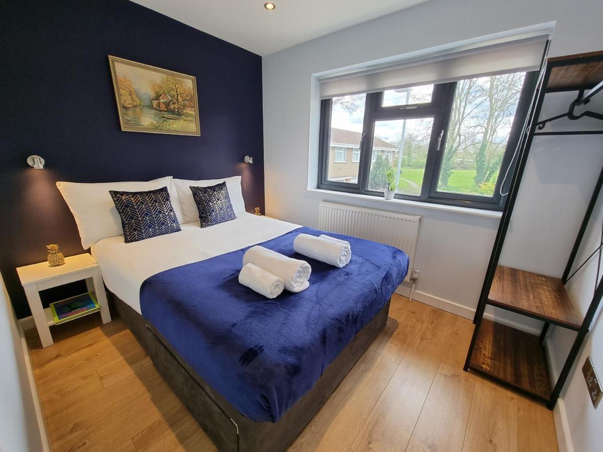 Crown Meadow - 4 Bedroom House - Heathrow - Excellentstays Colnbrook Buitenkant foto