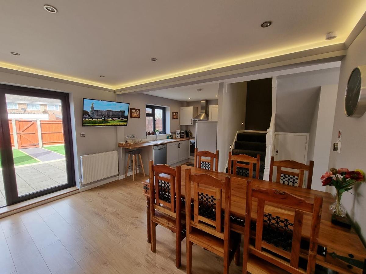 Crown Meadow - 4 Bedroom House - Heathrow - Excellentstays Colnbrook Buitenkant foto