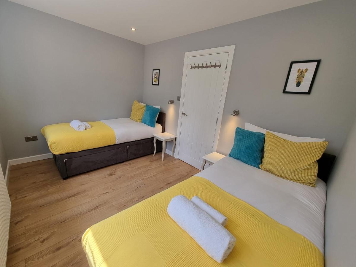 Crown Meadow - 4 Bedroom House - Heathrow - Excellentstays Colnbrook Buitenkant foto