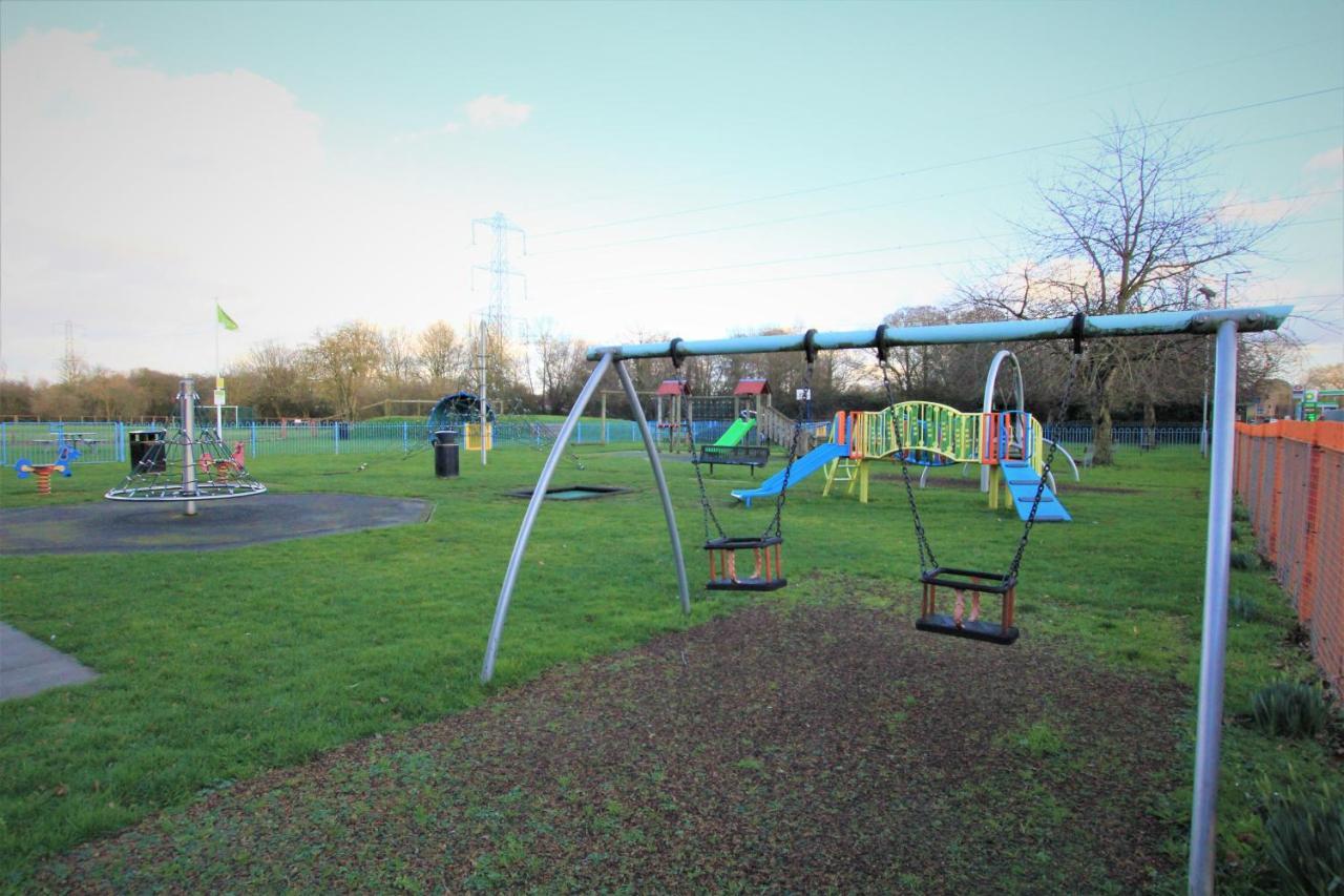 Crown Meadow - 4 Bedroom House - Heathrow - Excellentstays Colnbrook Buitenkant foto