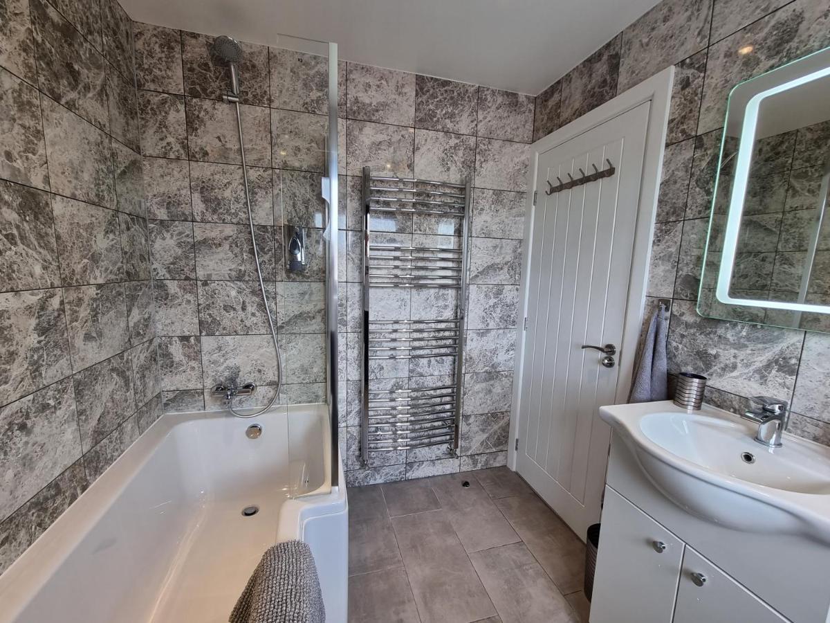 Crown Meadow - 4 Bedroom House - Heathrow - Excellentstays Colnbrook Buitenkant foto