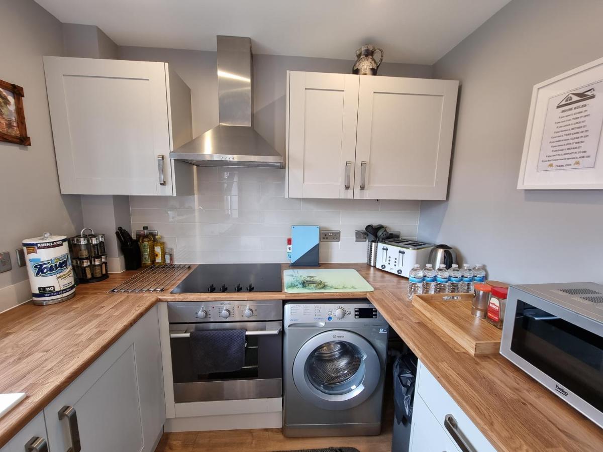 Crown Meadow - 4 Bedroom House - Heathrow - Excellentstays Colnbrook Buitenkant foto