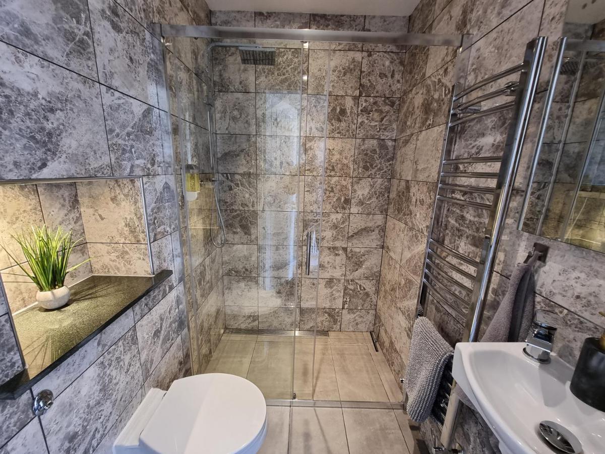 Crown Meadow - 4 Bedroom House - Heathrow - Excellentstays Colnbrook Buitenkant foto