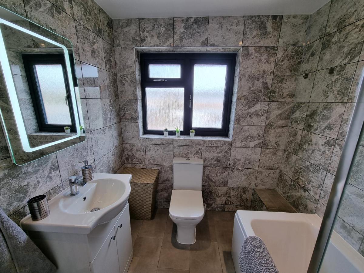 Crown Meadow - 4 Bedroom House - Heathrow - Excellentstays Colnbrook Buitenkant foto
