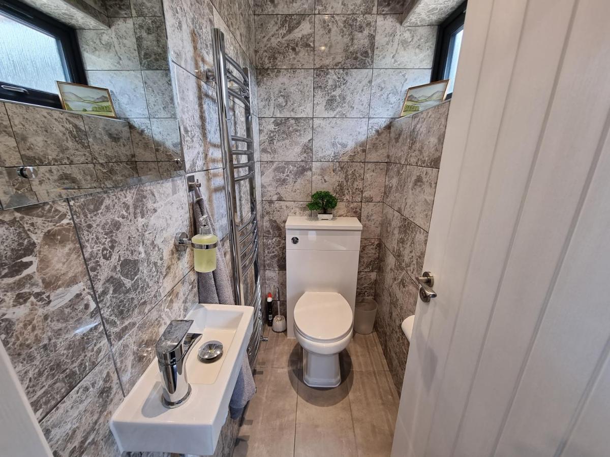 Crown Meadow - 4 Bedroom House - Heathrow - Excellentstays Colnbrook Buitenkant foto