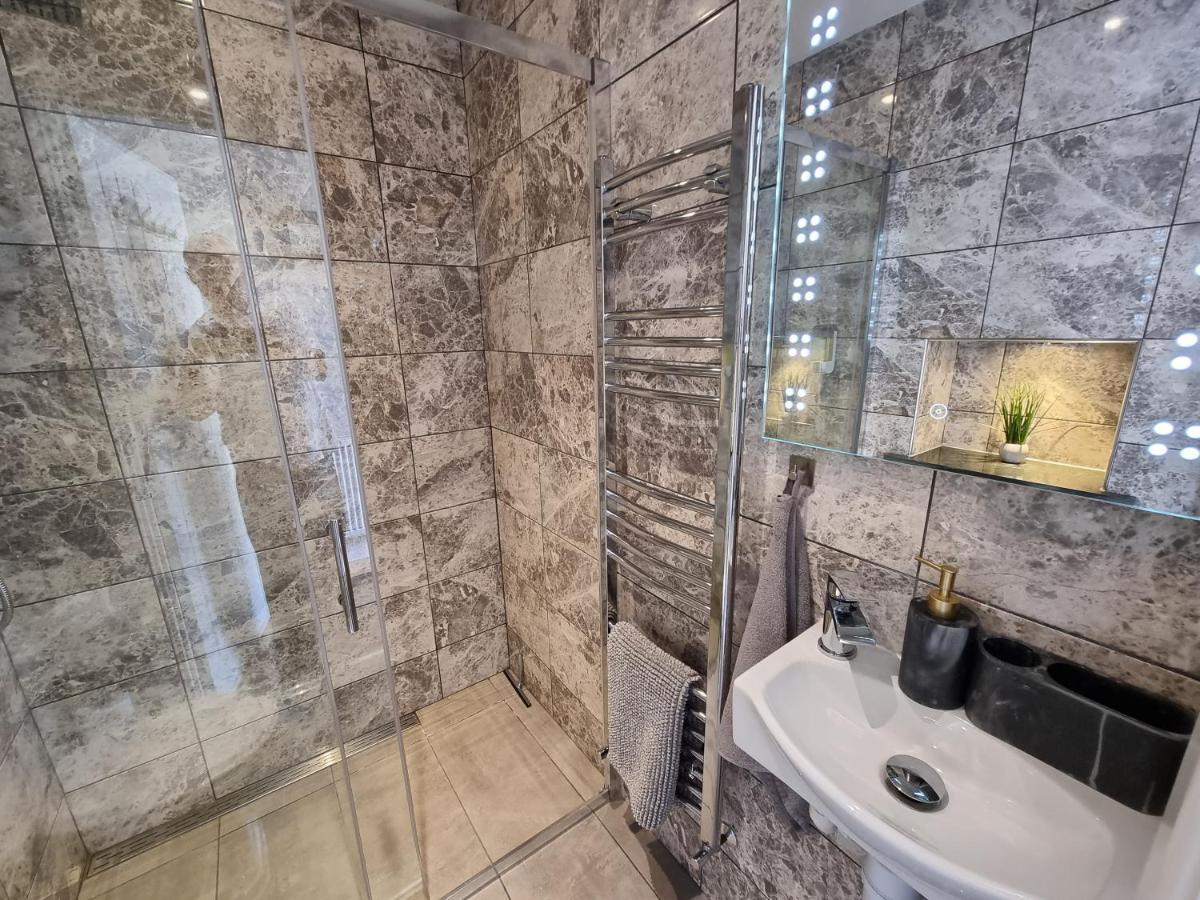 Crown Meadow - 4 Bedroom House - Heathrow - Excellentstays Colnbrook Buitenkant foto